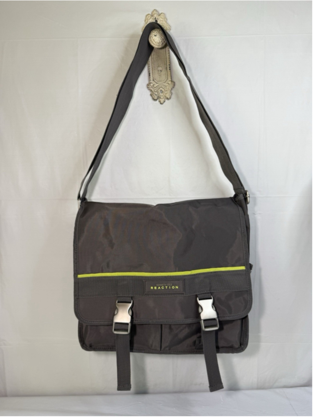 Kenneth Cole Reaction Gray Crossbody Messenger laptop work bag